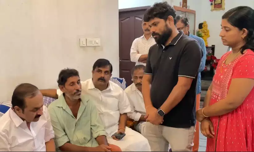 അർജുനായി വീണ്ടും ഈശ്വർ മാൽപെ ഇറങ്ങുന്നു; വി.ഡി. സതീശൻ അർജുന്റെ വീട്ടിലെത്തി അർജുനായി വീണ്ടും ഈശ്വർ മാൽപെ ഇറങ്ങുന്നു; വി.ഡി. സതീശൻ അർജുന്റെ വീട്ടിലെത്തി