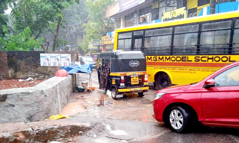 പണ്ടകശ്ശാല-ശാർക്കര റോഡിൽ ​ൈകയേറ്റവും അനധികൃത പാർക്കിങ്ങും; ഗതാഗതക്കുരുക്ക്​ രൂക്ഷം