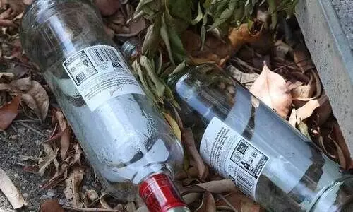 പ​ള്ളി​യി​ലേ​ക്ക് മ​ദ്യ​ക്കു​പ്പി​ എ​റി​ഞ്ഞ ഏ​ഴു​പേ​ർ അ​റ​സ്റ്റി​ൽ