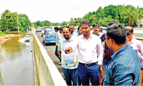 മ​ഴ കു​റ​ഞ്ഞി​ട്ടും വെ​ള്ള​മി​റ​ങ്ങാ​തെ താ​ഴ്ന്ന പ്ര​ദേ​ശ​ങ്ങ​ൾ