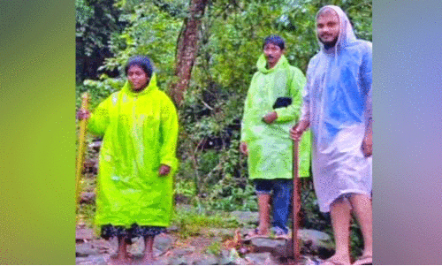 ഉരുൾപൊട്ടൽ ഭീഷണി: ക്യാമ്പിലേക്ക്​ മാറണമെന്ന് അധികൃതർ; നിർദേശം തള്ളി   ആദിവാസികൾ