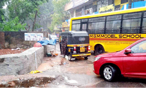 പണ്ടകശ്ശാല-ശാർക്കര റോഡിൽ ​ൈകയേറ്റവും അനധികൃത പാർക്കിങ്ങും; ഗതാഗതക്കുരുക്ക്​ രൂക്ഷം