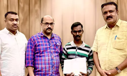 യാ​ത്രാ​രേ​ഖ​ക​ളും വി​മാ​ന ടി​ക്ക​റ്റും കൈ​മാ​റു​ന്നു