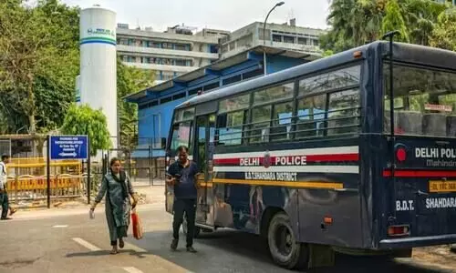 സ്കൂളിൽ പോകാതിരിക്കാൻ വ്യാജ ​ബോംബ് ഭീഷണി: 14കാരൻ പിടിയിൽ