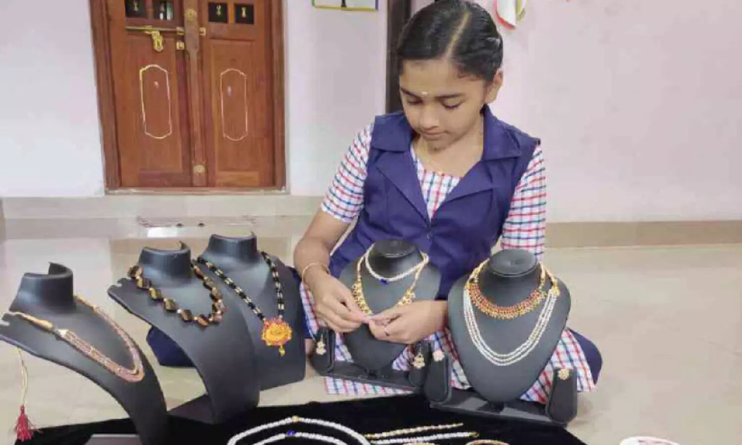 ആ​ഭ​ര​ണ നി​ർ​മാ​ണ​ത്തി​ൽ