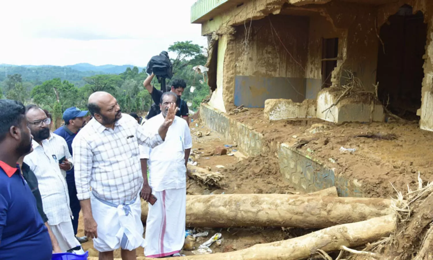 ഉരുൾ ദുരന്തത്തിൽ മരിച്ചവരെ തിരിച്ചറിയാൻ ഡി.എൻ.എ പരിശോധന; രക്തസാമ്പിള്‍ ശേഖരിക്കുന്നു