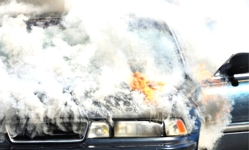 പെ​ട്രോ​ൾ പ​മ്പി​ൽ കാ​റി​ന് തീ​പി​ടി​ച്ചു