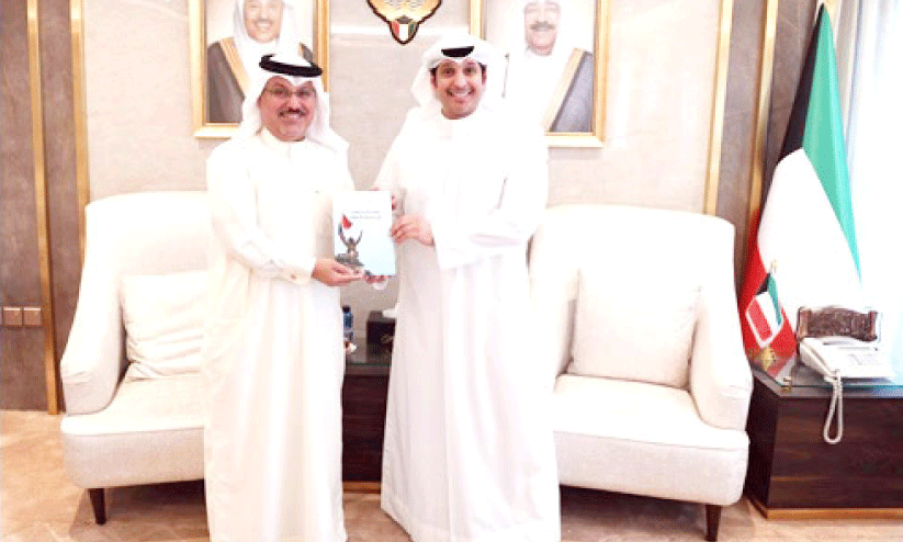 ബ​ഹ്​​റൈ​ൻ അം​ബാ​സ​ഡ​ർ കു​വൈ​ത്ത്​ ഇ​ൻ​ഫ​ർ​മേ​ഷ​ൻ മ​ന്ത്രി​യു​മാ​യി കൂ​ടി​ക്കാ​ഴ്​​ച ന​ട​ത്തി