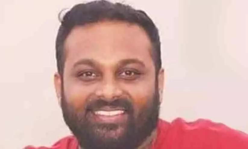 കാറും ബൈക്കും കൂട്ടിയിടിച്ച് ആറ്റിങ്ങൽ എം.എൽ.എയുടെ മകൻ മരിച്ചു കാറും ബൈക്കും കൂട്ടിയിടിച്ച് ആറ്റിങ്ങൽ എം.എൽ.എയുടെ മകൻ മരിച്ചു