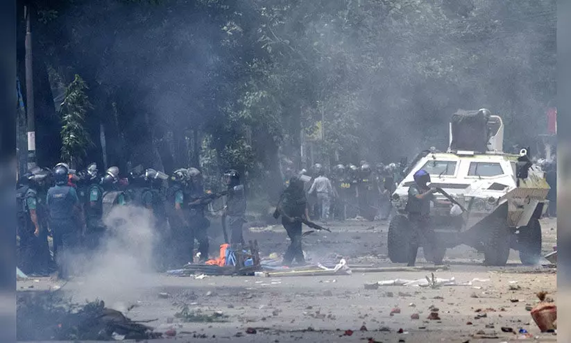 ബംഗ്ലാദേശിലെ ഇന്ത്യൻ എംബസിയിൽ നിന്ന് ജീവനക്കാരെയും കുടുംബങ്ങളെയും ഒഴിപ്പിച്ചു