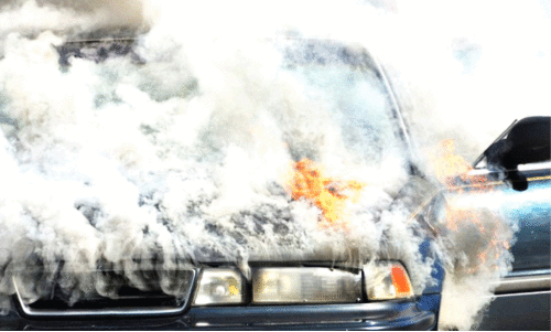 പെ​ട്രോ​ൾ പ​മ്പി​ൽ കാ​റി​ന് തീ​പി​ടി​ച്ചു