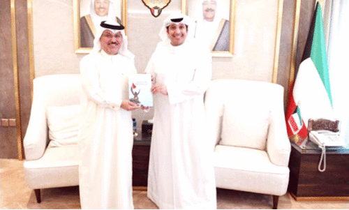 ബ​ഹ്​​റൈ​ൻ അം​ബാ​സ​ഡ​ർ കു​വൈ​ത്ത്​ ഇ​ൻ​ഫ​ർ​മേ​ഷ​ൻ മ​ന്ത്രി​യു​മാ​യി കൂ​ടി​ക്കാ​ഴ്​​ച ന​ട​ത്തി