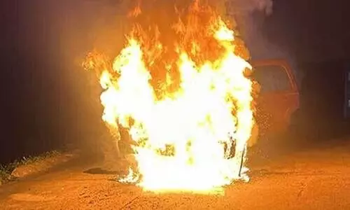 വാ​ഹ​ന​ത്തി​ന് തീ​പി​ടി​ച്ചു