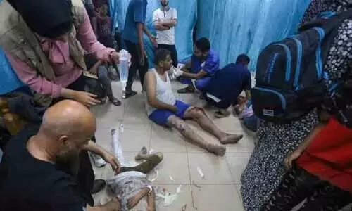 ഗസ്സയിലെ അഭയാർഥി കേന്ദ്രമായിരുന്ന സ്കൂളും ആശുപത്രിയും ബോംബിട്ട് തകർത്ത് ഇസ്രായേൽ ഗസ്സയിലെ അഭയാർഥി കേന്ദ്രമായിരുന്ന സ്കൂളും ആശുപത്രിയും ബോംബിട്ട് തകർത്ത് ഇസ്രായേൽ