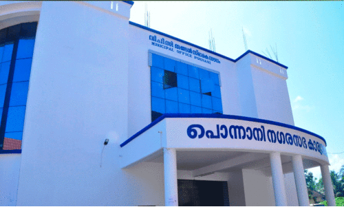 പൊ​ന്നാ​നി കു​ണ്ടു​ക​ട​വ് ജ​ങ്ഷ​നി​ലെ  തെ​രു​വ് ക​ച്ച​വ​ട​ക്കാ​രെ  പു​ന​ര​ധി​വ​സി​പ്പി​ക്കാ​ൻ ന​ഗ​ര​സ​ഭ