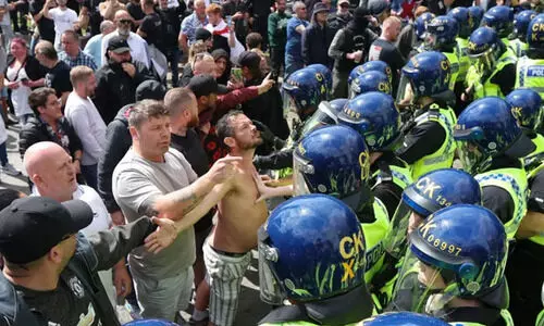 ബ്രിട്ടനിലെ തെരുവുകളിൽ തീവ്ര വലതുപക്ഷക്കാരുടെ അഴിഞ്ഞാട്ടം; 90 പേർ അറസ്റ്റിൽ