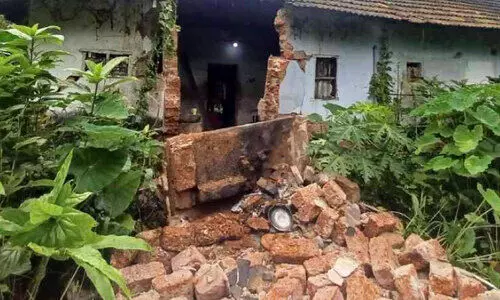 വീടിന്റെ ഒരു ഭാഗം തകർന്നനിലയിൽ വീടിന്റെ ഒരു ഭാഗം തകർന്നനിലയിൽ