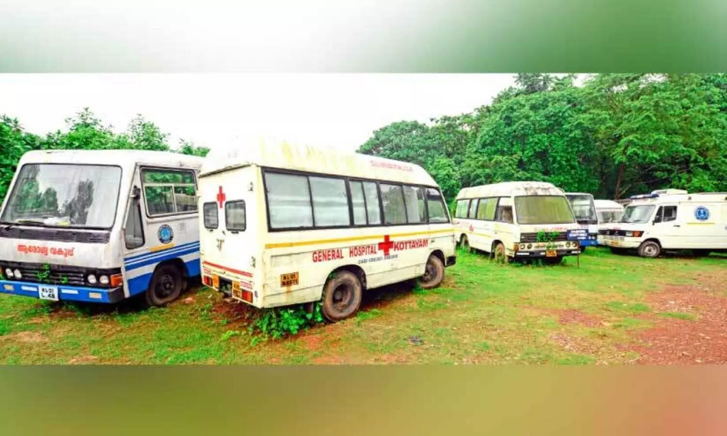 മന്ത്രിയുടെ ഉത്തരവിന്​ പുല്ലുവില; ആശുപത്രി വളപ്പിലെ പഴയ വാഹനങ്ങൾ മാറ്റിയില്ല