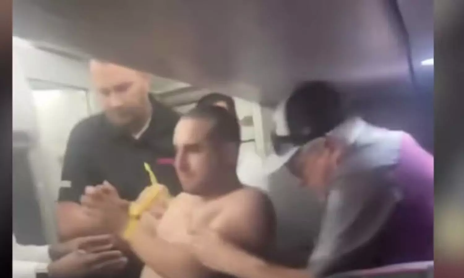 കഞ്ചാവ് ലഹരിയിൽ വിമാനത്തിന്റെ വാതിൽ തുറക്കാൻ ശ്രമം; യുവാവ് അറസ്റ്റിൽ