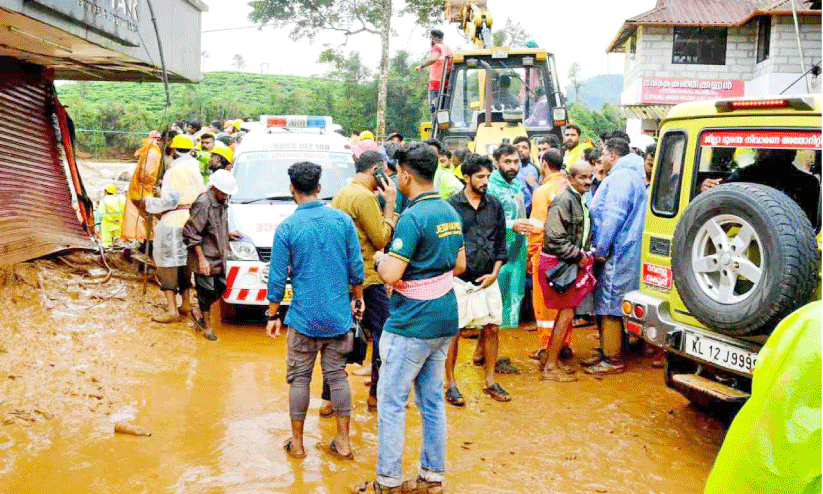 ദു​ര​ന്ത​ഭൂ​മി​യി​ൽ സേ​വ​ന​വു​മാ​യി കു​ന്ദ​മം​ഗ​ല​ത്തെ ആം​ബു​ല​ൻ​സ് ഡ്രൈ​വ​ർ​മാ​ർ