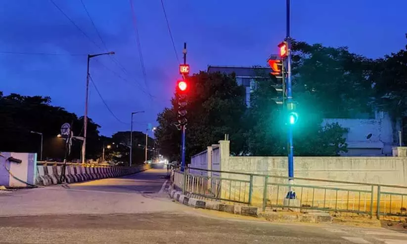 വാഹനത്തിരക്കുള്ള ഭാഗത്ത് ഇനി പച്ച വെളിച്ചം; നഗരത്തിൽ എ.ഐ സിഗ്നലുകൾ പ്രവർത്തിച്ചുതുടങ്ങി വാഹനത്തിരക്കുള്ള ഭാഗത്ത് ഇനി പച്ച വെളിച്ചം; നഗരത്തിൽ എ.ഐ സിഗ്നലുകൾ പ്രവർത്തിച്ചുതുടങ്ങി