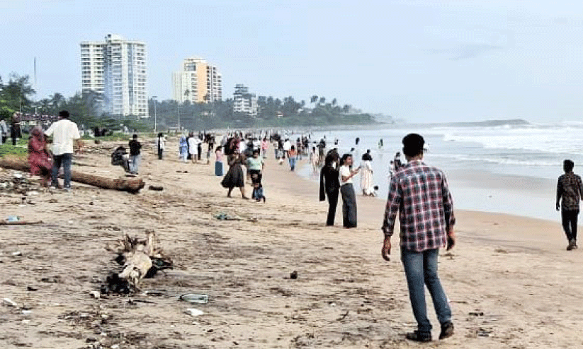 നിയന്ത്രണം മറികടന്ന് ബീച്ചുകളിൽ സഞ്ചാരികൾ