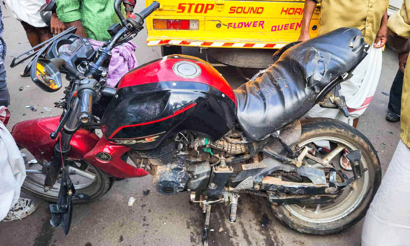 നടുറോഡിൽ ആംബുലൻസുമായി ഡ്രൈവറുടെ പരാക്രമം; യുവാവിന് പരിക്ക് നടുറോഡിൽ ആംബുലൻസുമായി ഡ്രൈവറുടെ പരാക്രമം; യുവാവിന് പരിക്ക്