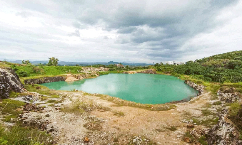 ഉപേക്ഷിച്ച ക്വാറികളിൽ കെട്ടിനിൽക്കുന്ന ജലം ഭീഷണി ഉപേക്ഷിച്ച ക്വാറികളിൽ കെട്ടിനിൽക്കുന്ന ജലം ഭീഷണി