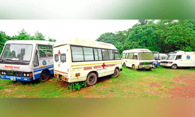 മന്ത്രിയുടെ ഉത്തരവിന്​ പുല്ലുവില; ആശുപത്രി വളപ്പിലെ പഴയ വാഹനങ്ങൾ മാറ്റിയില്ല