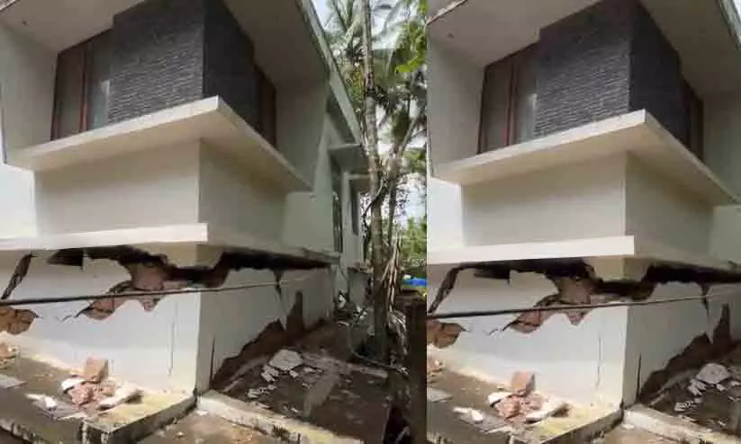 കോഴിക്കോട് ഒളവണ്ണയിൽ ഇരുനില വീട് ഭൂമിക്കടിയിലേക്ക് താഴ്ന്നു കോഴിക്കോട് ഒളവണ്ണയിൽ ഇരുനില വീട് ഭൂമിക്കടിയിലേക്ക് താഴ്ന്നു