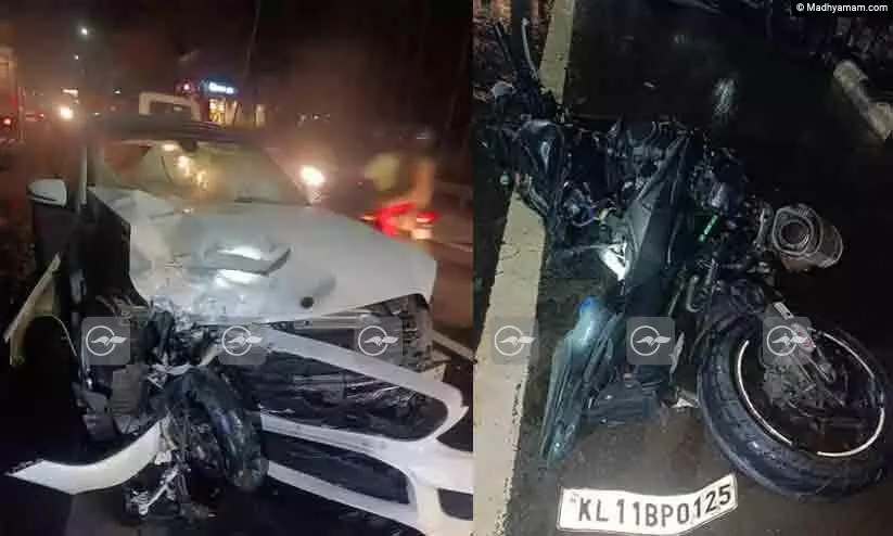 അടൂരിൽ ദിശതെറ്റി വന്ന ബെന്‍സ് കാറിടിച്ച് രണ്ട് യുവാക്കള്‍ മരിച്ചു
