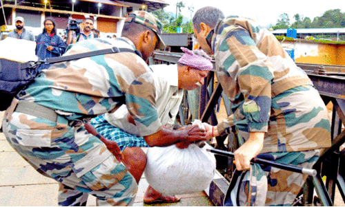 ദു​രി​താ​ശ്വാ​സ പ്ര​വ​ർ​ത്ത​ന​ങ്ങ​ളി​ൽ നാ​വി​ക​സേ​ന​യും