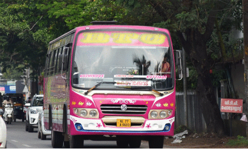 കു​റ്റ്യാ​ടി- കോ​ഴി​ക്കോ​ട് റൂ​ട്ടി​ൽ മി​ന്ന​ൽ ബ​സ് പ​ണി​മു​ട​ക്ക്; വ​ല​ഞ്ഞ് ജ​നം