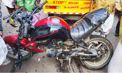 നടുറോഡിൽ ആംബുലൻസുമായി ഡ്രൈവറുടെ പരാക്രമം; യുവാവിന് പരിക്ക്