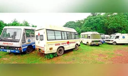 മന്ത്രിയുടെ ഉത്തരവിന് പുല്ലുവില; ആശുപത്രി വളപ്പിലെ പഴയ വാഹനങ്ങൾ മാറ്റിയില്ല മന്ത്രിയുടെ ഉത്തരവിന് പുല്ലുവില; ആശുപത്രി വളപ്പിലെ പഴയ വാഹനങ്ങൾ മാറ്റിയില്ല