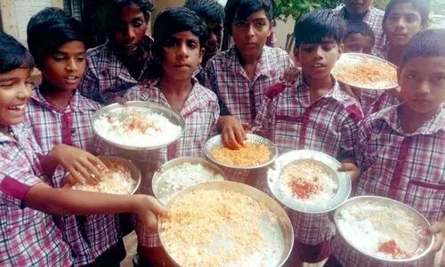 തെലങ്കാനയിലെ സ്കൂളിൽ ഉച്ചഭക്ഷണത്തോടൊപ്പം വിളമ്പിയത് മുളകുപൊടി; സർക്കാറിന് വിമർശനം