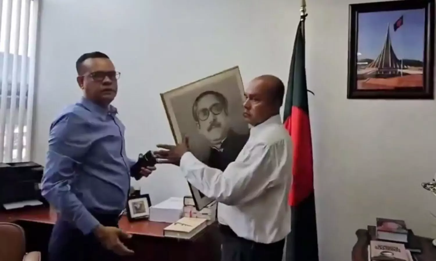 യു.എസിലെ ബംഗ്ലാദേശ് കോൺസുലേറ്റിലും ഇരച്ചുകയറി പ്രക്ഷോഭകാരികൾ; മുജീബുർ റഹ്മാന്റെ ചിത്രം നീക്കി