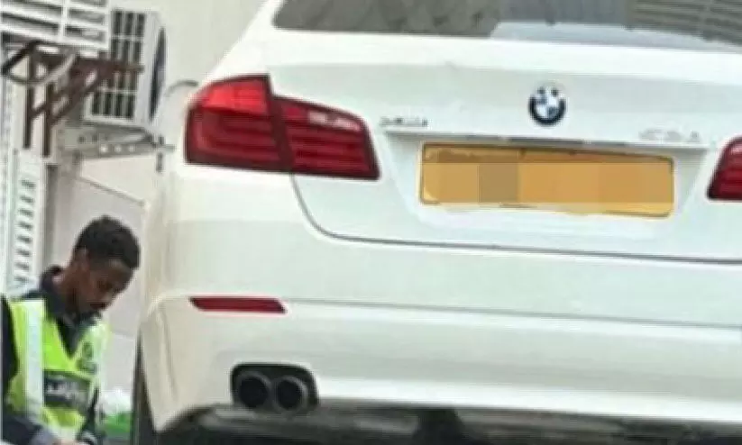 വ്യാ​ജ ന​മ്പ​ർ പ്ലേ​റ്റു​ള്ള കാ​ർ