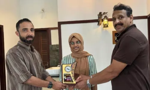 ഉ​പ​ഹാ​രം കൈ​മാ​റു​ന്നു