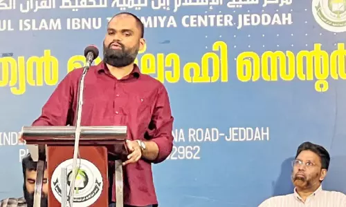 മു​സ്ത​ഫ ത​ൻ​വീ​ർ സം​സാ​രി​ക്കു​ന്നു