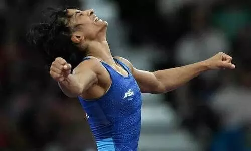 ലോക ഒന്നാം റാങ്കുകാരിയെയടക്കം വീഴ്ത്തി; ഗുസ്തിയിൽ സെമിയിലേക്ക് കുതിച്ച് വിനേഷ് ഫോഗട്ട് ലോക ഒന്നാം റാങ്കുകാരിയെയടക്കം വീഴ്ത്തി; ഗുസ്തിയിൽ സെമിയിലേക്ക് കുതിച്ച് വിനേഷ് ഫോഗട്ട്