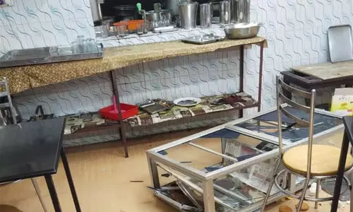 വാഷ്ബേസിനിൽ മൂത്രമൊഴിക്കുന്നത് തടഞ്ഞതിന് കോഴിക്കോട്ട് ഹോട്ടൽ അടിച്ചു തകർത്തു