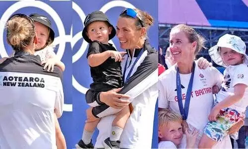 ‘അമ്മ മനസ്സ്, തങ്ക മനസ്സ്’; ഇവർ കുഞ്ഞുമക്കളെ സാക്ഷിയാക്കി മെഡലുകൾ തുഴഞ്ഞെടുത്ത അമ്മമാർ ‘അമ്മ മനസ്സ്, തങ്ക മനസ്സ്’; ഇവർ കുഞ്ഞുമക്കളെ സാക്ഷിയാക്കി മെഡലുകൾ തുഴഞ്ഞെടുത്ത അമ്മമാർ