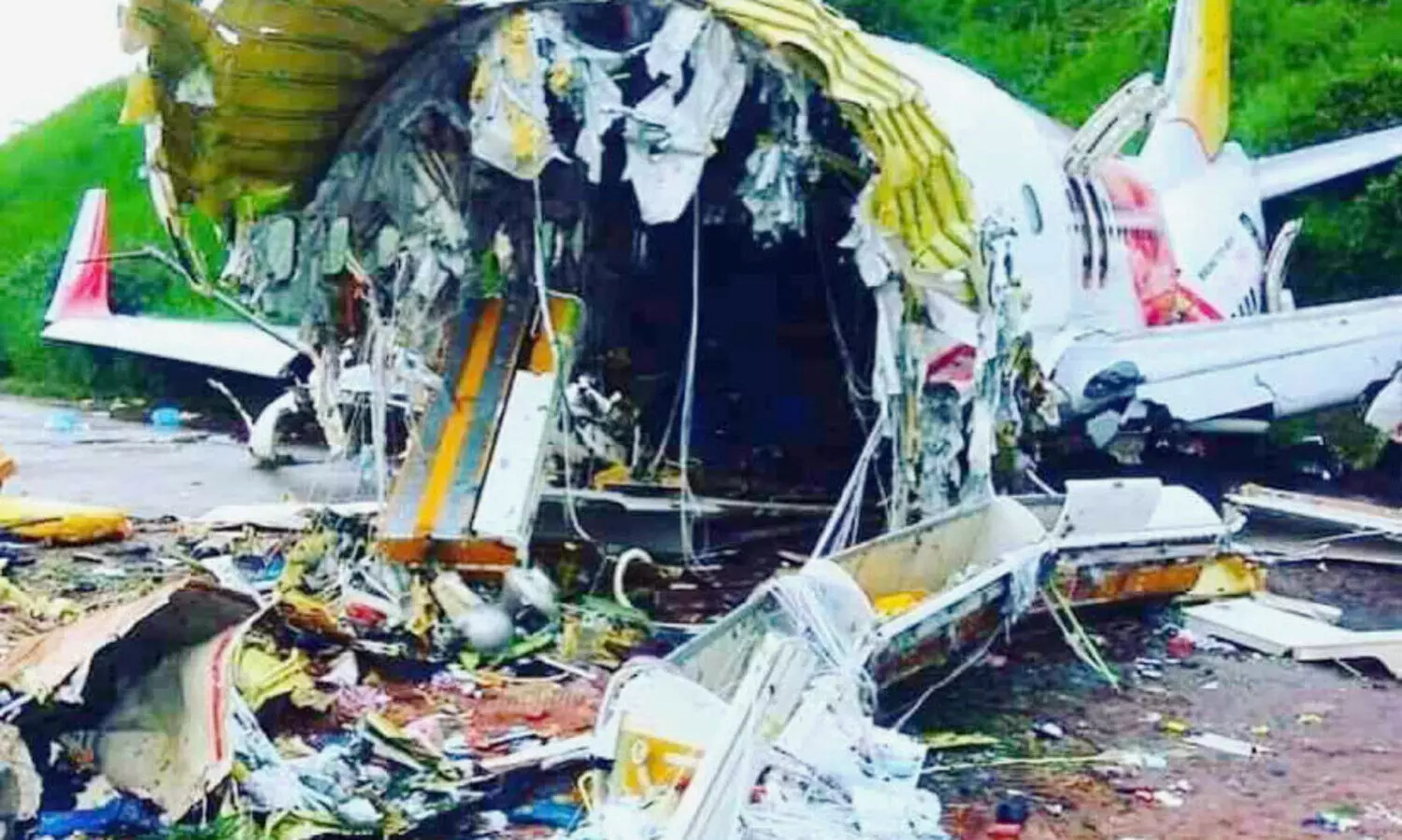 എ​യ​ര്‍ ഇ​ന്ത്യ എ​ക്‌​സ്പ്ര​സ് വി​മാ​നം