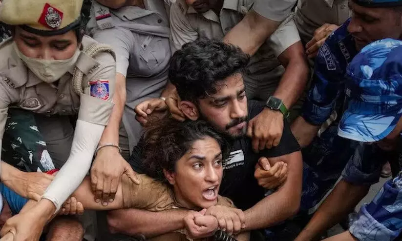 സ്വന്തം രാജ്യത്ത് തെരുവിൽ വലിച്ചിഴക്കപ്പെട്ടവൾ ലോകം കീഴടക്കാനൊരുങ്ങുന്നു; വിനേഷിന്റെ വിജയത്തിൽ പൂനിയ സ്വന്തം രാജ്യത്ത് തെരുവിൽ വലിച്ചിഴക്കപ്പെട്ടവൾ ലോകം കീഴടക്കാനൊരുങ്ങുന്നു; വിനേഷിന്റെ വിജയത്തിൽ പൂനിയ