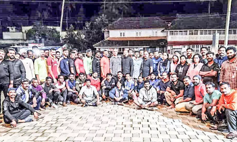 ദു​ര​ന്ത​ഭൂ​മി​യി​ൽ ദൗ​ത്യ​ത്തി​നെ​ത്തി​യ ജി​ല്ല​യി​ൽ നി​ന്നു​ള്ള അ​ഗ്​​നി​ര​ക്ഷാ​സേ​ന-​സി​വി​ൽ ഡി​ഫ​ൻ​സ് വ​ള​ൻ​റി​യ​ർ സം​ഘം