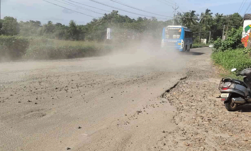 കു​ന്നം​കു​ളം-​തൃ​ശൂ​ർ റോ​ഡി​ൽ പൊ​ടി​യോ​ടു പൊ​ടി