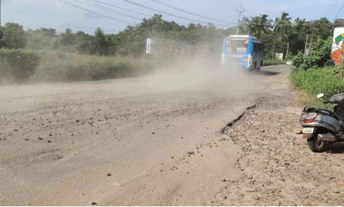 കു​ന്നം​കു​ളം-​തൃ​ശൂ​ർ റോ​ഡി​ൽ പൊ​ടി​യോ​ടു പൊ​ടി