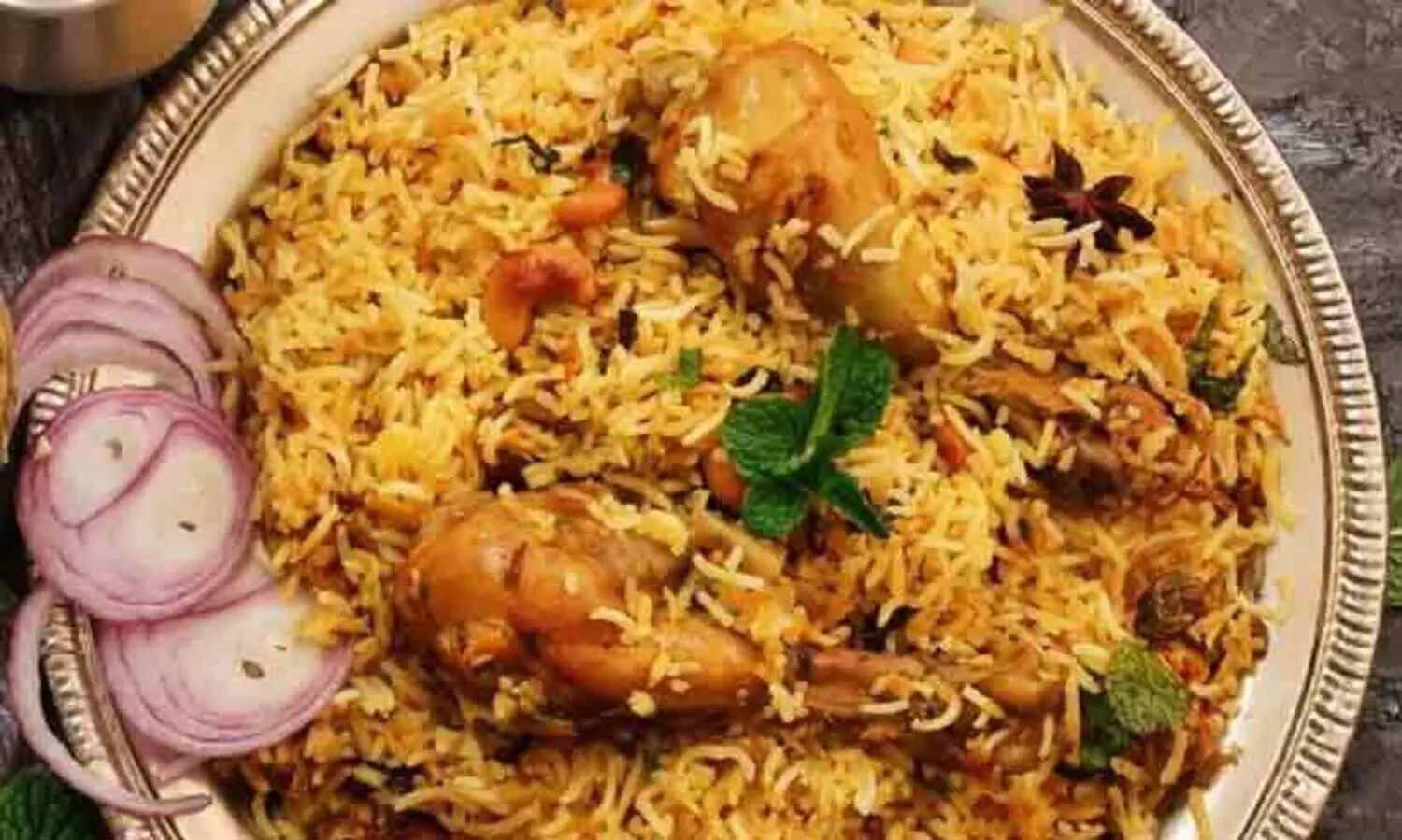 പൊലീസ് ഉദ്യോഗസ്ഥന് കഴിക്കാൻ വാങ്ങിയ ബിരിയാണിയിൽ ചത്ത പഴുതാര; തിരുവല്ലയിലെ ഹോട്ടൽ അടച്ചുപൂട്ടി