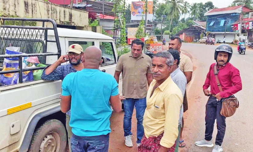 നവീകരിച്ച റോഡ് തകരുന്നത് തുടർക്കഥ; കുഴിയടക്കാൻ വന്ന കരാർ കമ്പനി ജീവനക്കാരെ നാട്ടുകാർ തടഞ്ഞു
